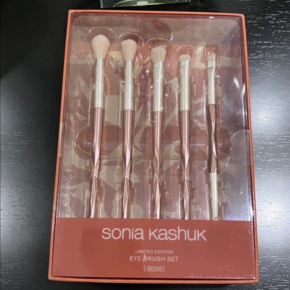 SONIA KASHUK LARGE DOME CASE & EYE BRUSH SET -NWT - Picture 5 of 8